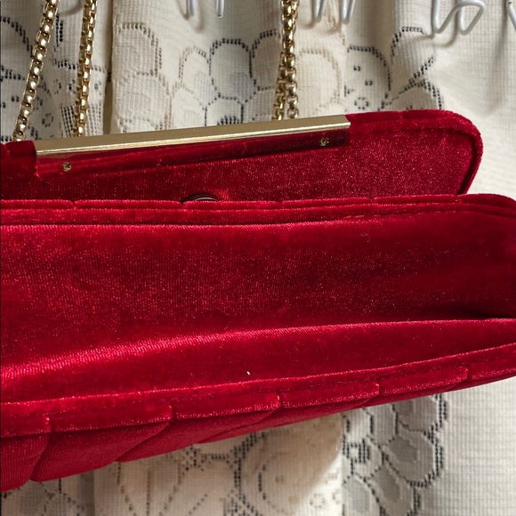 Festive  Holiday Red Velvet Shoulder Bag with Gold Chain - Picture 4 of 7